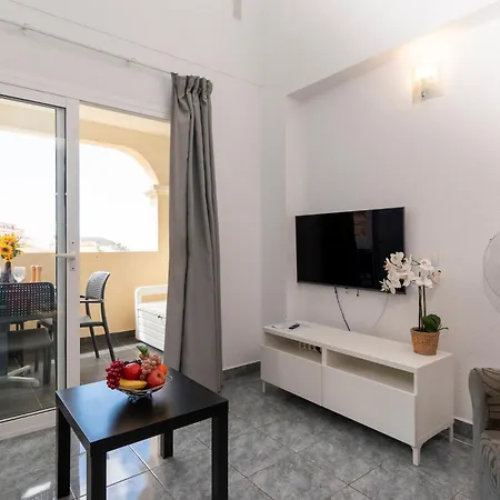 Wonderful 1 Bedroom Communal Heated Pool *