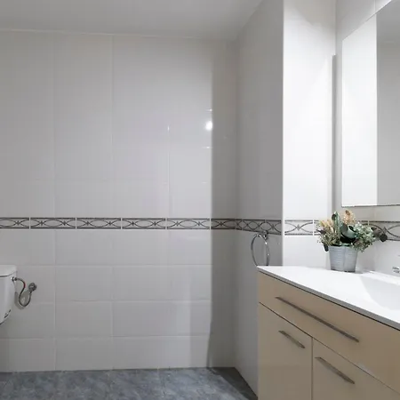 Wonderful 1 Bedroom Communal Heated Pool *